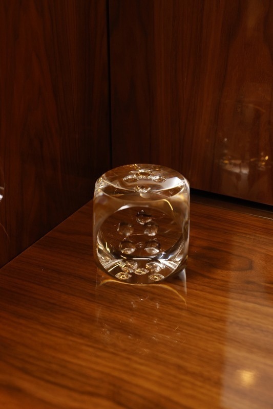 Cubo Cristal sobre madeira